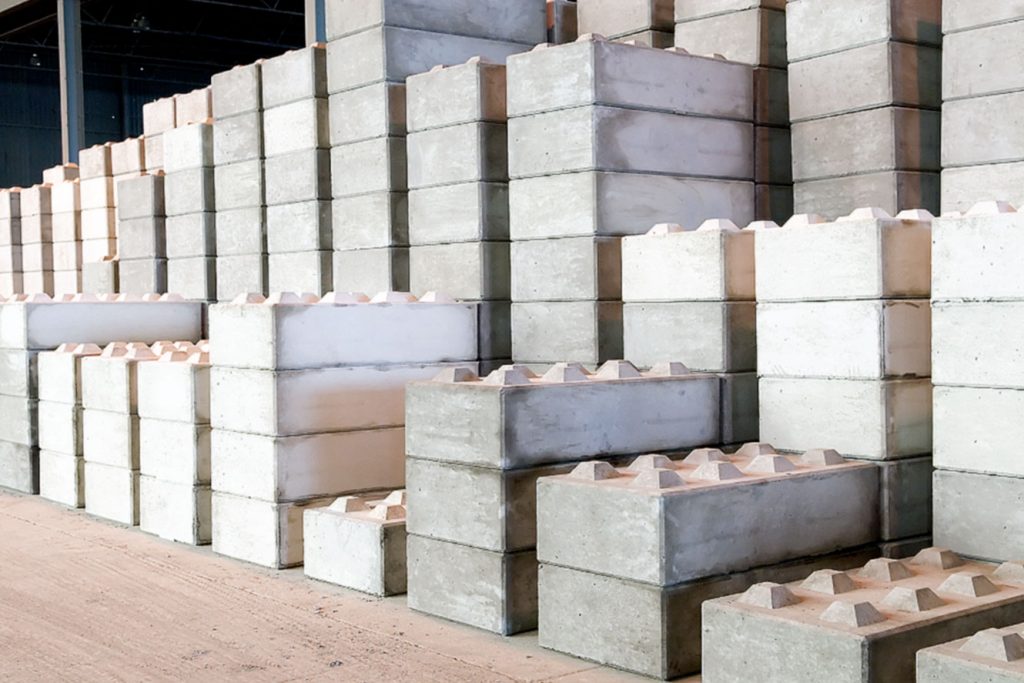 Betonnen legoblokken aanschaffen voor opslagvakken, grondkeringen en loodsen