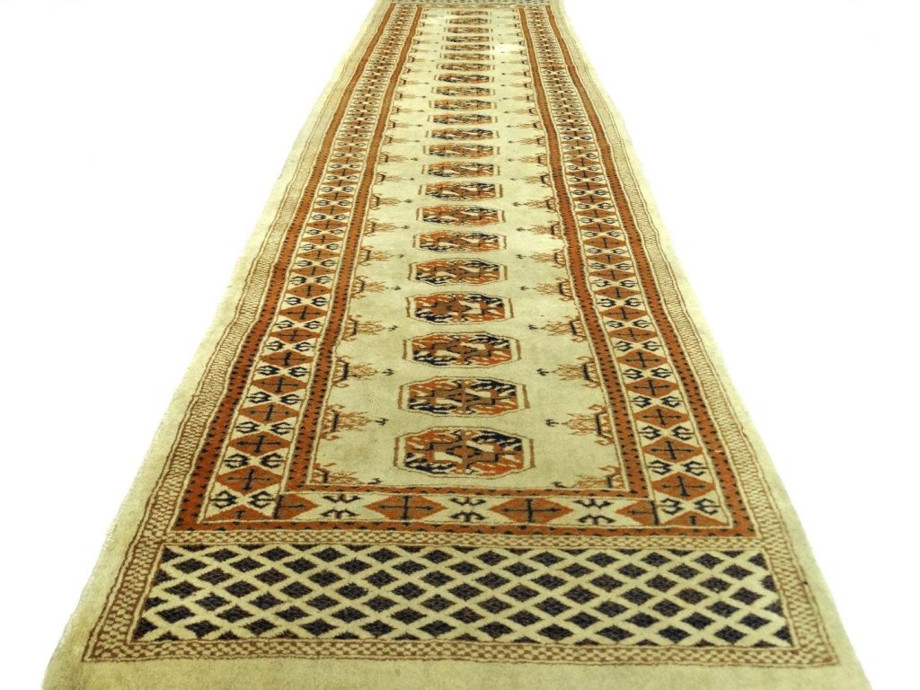 Collectie van tweedehands kleden met rijke texturen en diepe kleuren voor authentieke interieurdecoratie