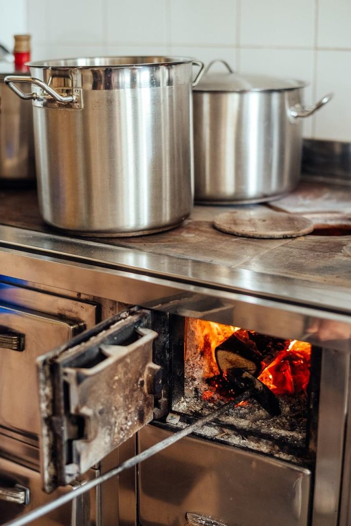 Moderne houtkachel in Veenendaal zorgt voor gezellige warmte en duurzame verwarming in een woonkamer